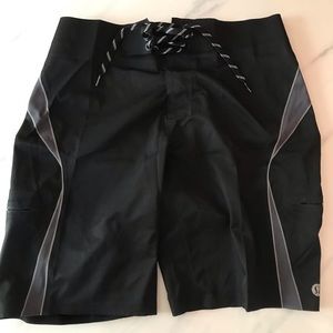 LULULEMON BLACK MEN SURF SHORTS (S)